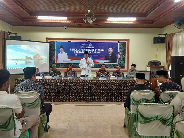 SAMPAIKAN—Anggota Komisi IX DPR RI Ade Rezki Pratama menyampaikan sosialisasi pencegahan TPPO.