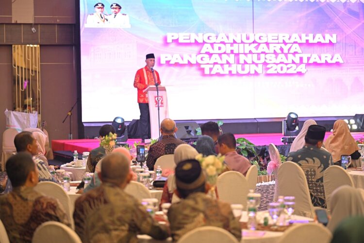 Anugerah APN Sumbar 2024, Gubernur Ajak Masyarakat Berperan Aktif Wujudkan Indonesia Lumbung Pangan Dunia 1 SAMBUTAN—Gubernur Sumbar Mahyeldi saat berikan sambutan pada acara kemarin.