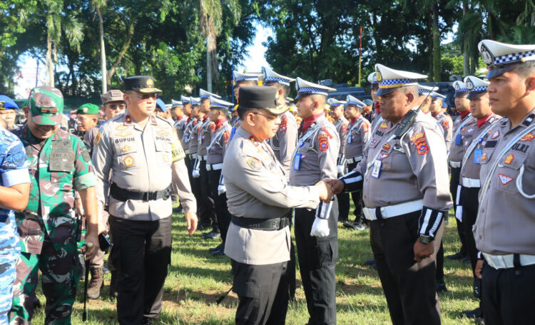 5 Ribu Personel Gabungan Dikerahkan untuk Amankan Nataru, Jamin Kelancaran Ibadah, Antisipasi Kemacetan dan Kejahatan Konvesional 1 Apel Gelar Pasukan