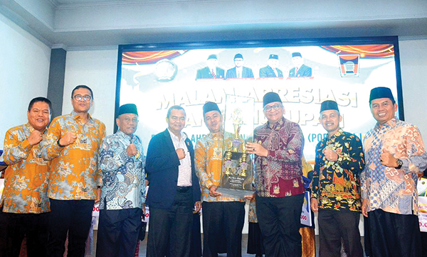Porsema I MKKS SMPN Ditutup, Asah Kreativitas dan Bakat Guru di Kota Padang 1 SERAHKAN PIALA DAN HADIAH— Pj Wako Padang Andree Algamar, menyerahkan piala serta hadiah kepada para pemenang saat penutupan ajang Porsema I MKKS SMPN, Senin (16/12).