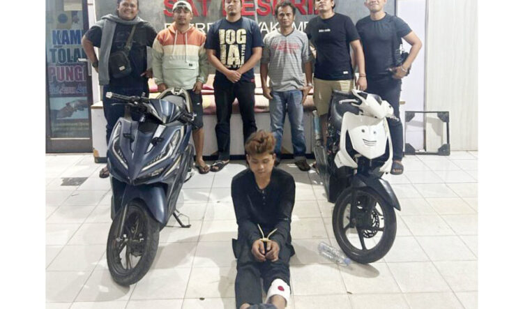 RG Bawa Kabur Motor Teman untuk Bayar Hutang, Coba Kabur Saat Ditangkap, Timah Panas Bersarang di Kaki Kiri 1 CURANMOR— RG (20) ditangkap oleh Tim Opsnal Satreskrim Polres Payakumbuh atas dugaan pencurian sepeda motor, di Jorong Pakan Sinayan, Kenagarian Bukik Sikumpa, Kecamatan Lareh Sago Halaban, Selasa (3/12) sekitar pukul 11.00 WIB.