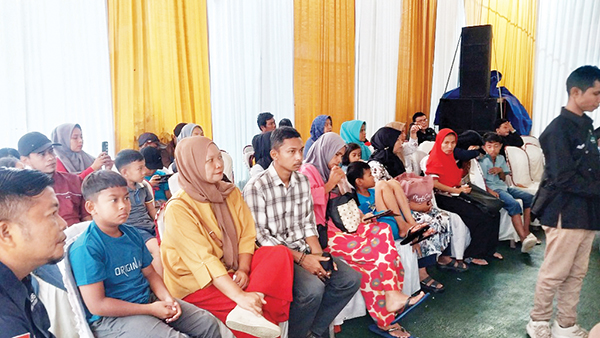 KHITANAN GRATIS— Ratusan anak didampingi orangtua memadati halaman kantor Badan Amil Zakat Nasional (Baznas) Kota Padang, Senin (23/12). Kehadiran mereka untuk mengikuti khitan massal  gratis yang diinisiasi Baznas Kota Padang.