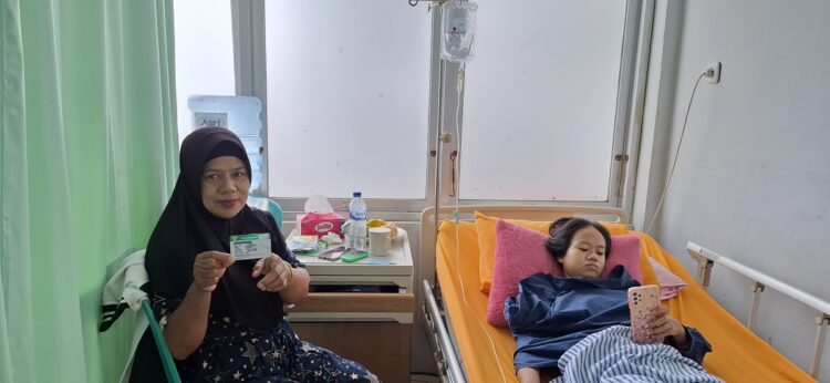 Berkat JKN, Mahasiswi Payakumbuh Merasa Tenang Jalani Operasi 1 JALANI OPERASI— Putri Ramadhani bersama ibunya saat menjalani rawat inap usai operasi di RS Ibnu Sina Payakumbuh.
