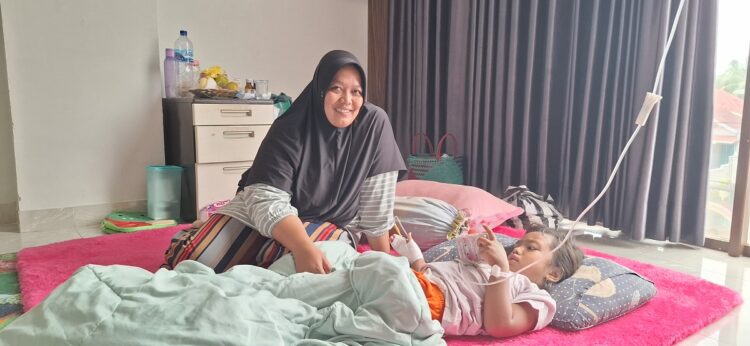 Berkat Program JKN, Niken Tenang Dampingi Rawat Inap Putrinya 1 MANFAAT JKNI— Niken Feri Kusmeza dampingi putrinya Nafisa saat sakit bersama JKN