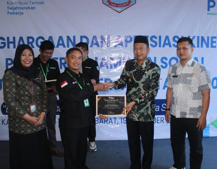 Berperan Sosialisasi dan Mendaftarkan Pekerja, BPJS Berikan Apresisiasi dan Penghargaan 1 SERAHKAN—BPJS Ketenagakerjaan Cabang Pasaman Barat serahkan penghargaan.