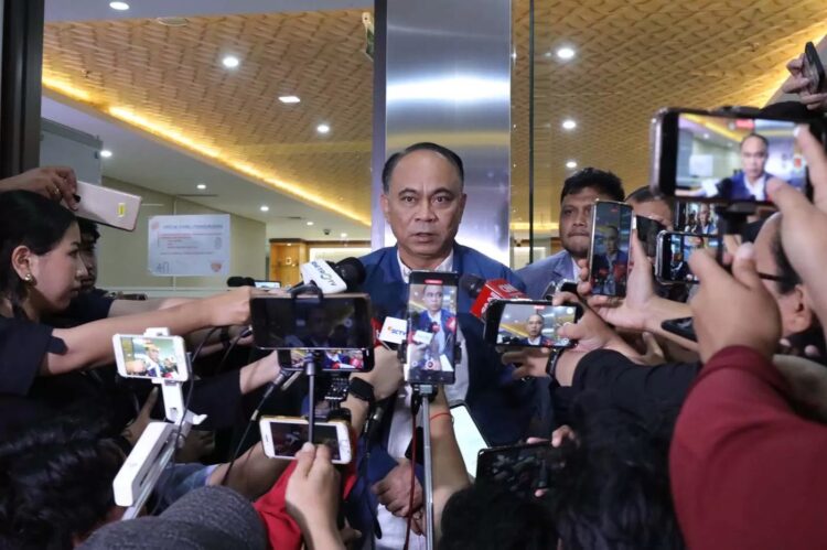 Bantah Rumah Digeledah, Menkop Budi Arie Setiadi Tegaskan Hanya Bantu Pemberantasan Judol 1 DIPERIKSA—
Eks Menkominfo yang kini merupakan Menteri Koperasi Budi Arie Setiadi Budi Arie usai menjalani pemeriksaan di Bareskrim Mabes Polri.