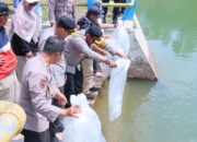 Buka Lomba Pacu Rakit di Piobang, Kapolres Payakumbuh Tebar Puluhan Ribu Bibit Ikan