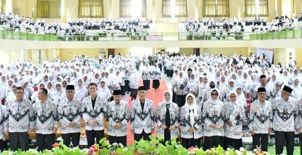 Seminar Guru Nasional, Guru Diminta Tingkatkan Kualitas Pendidikan 1 SEMINAR GURU NASIONAL— Bupati Agam Andriwarman, buka secara resmi Seminar Guru Nasional yang digelar Persatuan Guru Republik Indonesia (PGRI) di Gedung Auditorium UIN Syech M Djamil Jambek Kubang Putiah, Sabtu, (7/12).