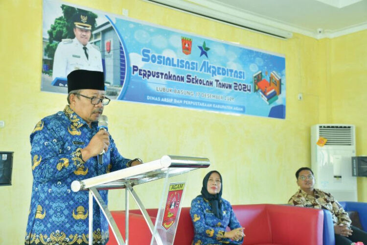 Sosialisasi Akreditasi Perpustakaan, Upaya Tingkatkan Literasi di Kabupaten Agam 1 SOSIALISASI— Bupati Agam, Andri Warman, saat membuka sosialisasi
akreditasi perpustakaan bagi kepala sekolah dan pengelola perpustakaan
SD serta SMP, Senin (17/12).