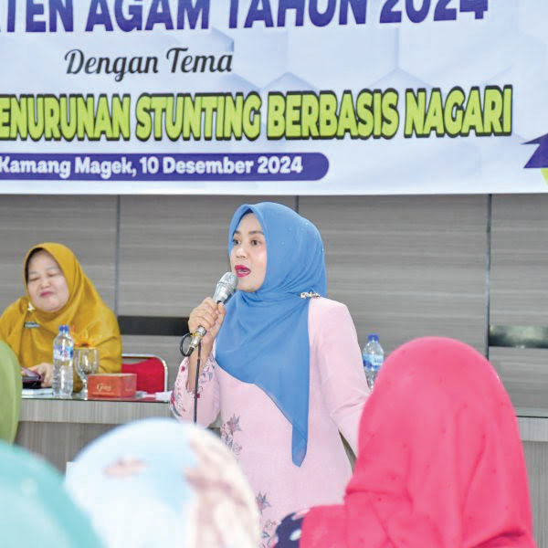 Ketua TP-PKK Agam: Nagari Ujung Tombak Percepatan Penurunan Stunting 1 NARASUMBER— Ketua TP-PKK Kabupaten Agam, Ny. Yenni Andri Warman, menjadi narasumber dalam rakor TPPS yang bertema Percepatan Penurunan Stunting Berbasis Nagari di aula Kantor Camat Kamang Magek, Selasa (10/12).