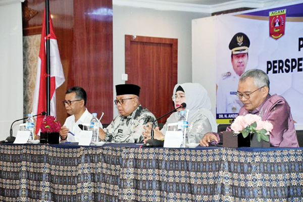 Seminar Pola Asuh Berbasis Gender, Agam Siapkan Generasi Emas 2045 1 SEMINAR— Sekda Agam, Edi Busti membuka seminar Pola Asuh Anak yang Harmonis Perspektif Gender di era digital bagi Lembaga Penyedia Layanan Pemberdayaan Perempuan (LPLPP), Rabu (11/12).