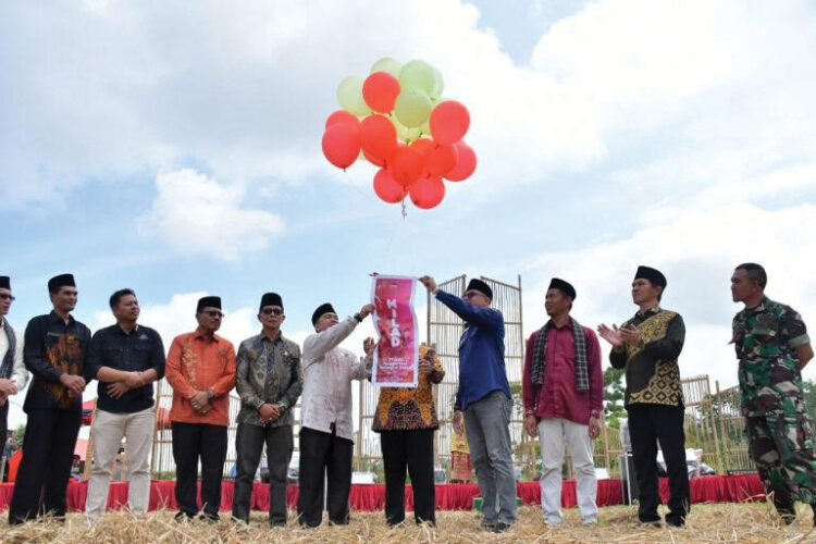 Milad ke-1 Sanggar Seni Satangkai Boneh, Nagari Sungai Tanang Gelar Subang 2024 1 HADIRI—
Bupati Agam, Andri Warman, hadiri acara Subang 2024, dalam rangka perayaan milad ke-1 Sanggar Seni Satangkai Boneh, Jorong Sungai Tanang Ketek , Nagari Sungai Tanang, Kecamatan Banuhampu, Minggu (29/12).