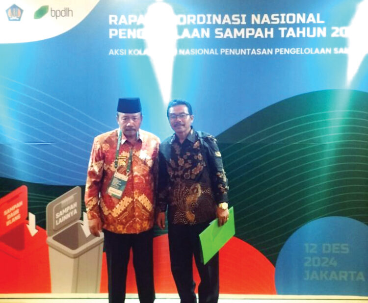 Bupati Agam Perkuat Komitmen Pengelolaan Sampah di Rakornas 2024 1 RAKORNAS PENGELOLAAN SAMPAH— Dalam upaya memperkuat komitmen pengelolaan sampah yang berkelanjutan, Bupati Agam, Dr H Andri Warman, MM menghadiri Rapat Koordinasi Nasional (Rakornas) Pengelolaan Sampah Tahun 2024.