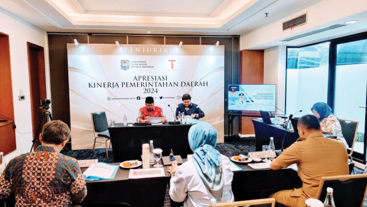 Kabupaten Agam jadi Finalis Apresiasi Kinerja Pemerintah Daerah 2024 1 PRESENTASI— Bupati Agam, Andri Warman, mempresentasikan kinerja Pemerintah
Kabupaten Agam di hadapan dewan juri Apresiasi Kinerja Pemerintah Daerah Tahun 2024,
Selasa (3/12) di Jakarta.