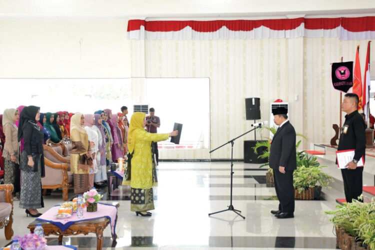 Bupati Agam: Hari Ibu jadi Momentum Penguatan Peran Perempuan 1 UPACARA— Bupati Agam, Dr. H. Andriwarman, memimpin Upacara Resepsi Peringatan Hari Ibu (PHI) ke-96 Tahun 2024, di Balairung Rumah Dinas Bupati Agam, Rabu (18/12).