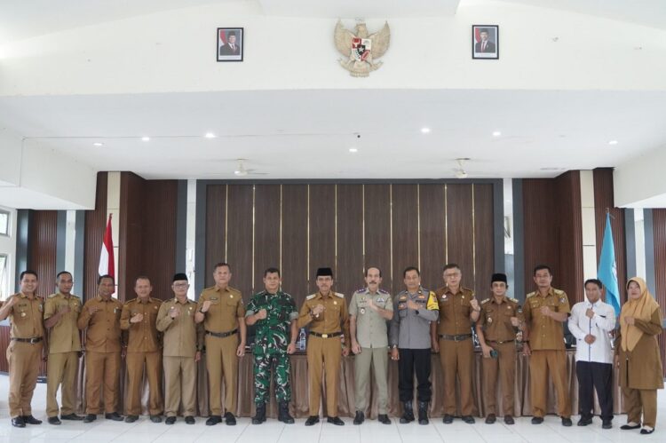 Bupati Apresiasi Suksesnya Reforma Agraria di Limapuluh Kota 1 FOTO BERSAMA—Bupati Limapuluh Kota Safaruddin Dt.Bandaro Rajo bersama Forkopimda dan Kepala Pertanahan foto bersama.