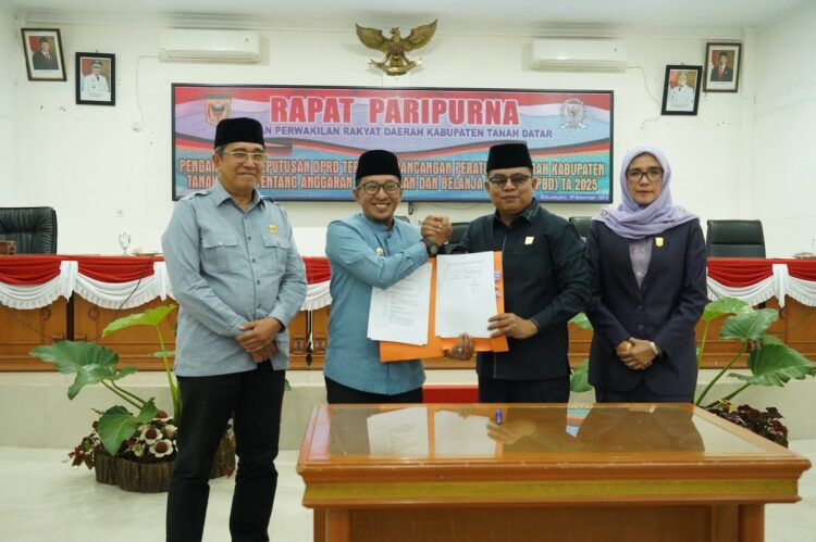 Ranperda APBD Tanahdatar TA 2025 Disetujui 1 PERSETUJUAN— Bupati Eka Putra bersama pimpinan DPRD lihatkan kesepakatan usai tandatangani persetujuan bersama Ranperda APBD TA 2025.