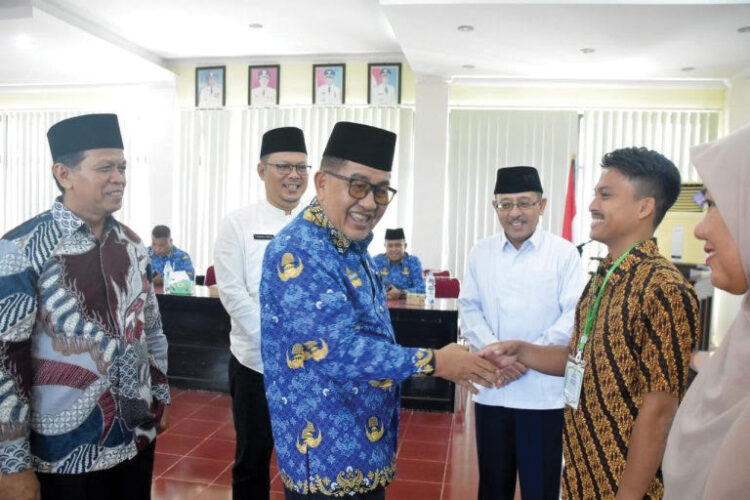 Bimtek UPZ Se-Kabupaten Agam, Tingkatkan Profesionalisme Pengelolaan Zakat untuk Kesejahteraan Umat 1 BUKA BIMTEK— Asisten I Bidang Pemerintahan dan Kesra, Rahman, menghadiri sekaligus membuka Bimbingan Teknis (Bimtek) Unit Pengumpul Zakat (UPZ) Nagari dan Kecamatan se-Kabupaten Agam di aula kantor Bupati Agam Selasa, (17/12).