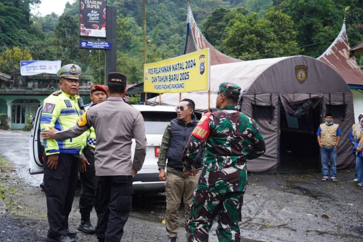 CEK POSPAM— Bupati Tanah Datar Eka Putra bersama Dandim 0307 TD Letkol Inf Agus Prio Pujo Sumedi, S.I. P, Kalpores Padangpanjang AKBP Kartyana Wiyarso Wardoyo beserta jajaran menggelar cek Posko Pengamanan (Pospam) Nataru yang berada di kawasan Lembah Anai, Selasa (24/12).