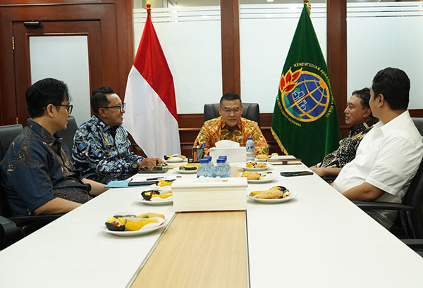 Rencana Tata Ruang Kota Batusangkar, Bupati Konsultasi dengan Kementerian ATR BPN 1 KOORDINASI DAN KONSULTASI— Bupati Tanah Datar Eka Putra, saat melakukan koordinasi dan konsultasi ke Kementerian Agraria Tata Ruang dan Badan Pertanahan Nasional (ATR BPN), Jumat (20/12) di Jakarta Selatan.