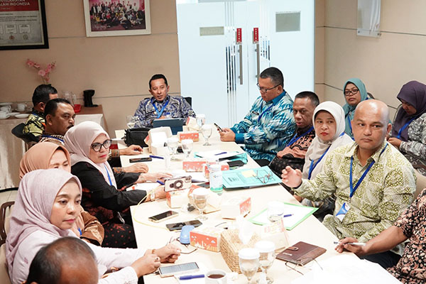 Tingkatkan Kinerja OPD dan Cegah Korupsi, Bupati Eka Putra Penuhi Undangan KPK RI 1 PENCEGAHAN KORUPSI— Bupati Tanah Datar Eka Putra, saat melakukan monev dan MCP dengan KPK RI untuk meningkatkan kinerja dan pencegahan korupsi.