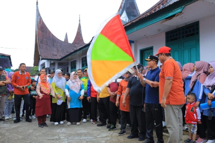 Sabar AS Lepas Peserta Jalan Santai 1 Bupati Pasaman Sabar AS melepas peserta jalan santi peringatan Hari