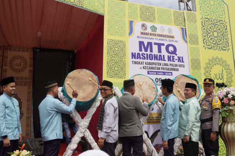 Bupati Safaruddin Buka MTQ ke-40 Tingkat Kabupaten Lima Puluh Kota, Lahirkan Generasi Quran yang Berakhlak Mulia 1 PUKUL BEDUK— Bupati Safaruddin bersama Staf Ahli Gubernur, Ka Kanwil Kemenag Sumbar, Forkopimda memukul beduk tanda dimulainya MTQ ke-40 tingkat Kabupaten Lima Puluh Kota