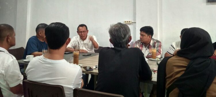 Zulmaieta: Mata Wartawan itu Lebih Tajam 1 DISKUSI—Calon Walikota peraih suara terbanyak di Kota Payakumbuh, Zulmaeta, ketika berdiskusi ringan dengan kawan-kawan wartawan