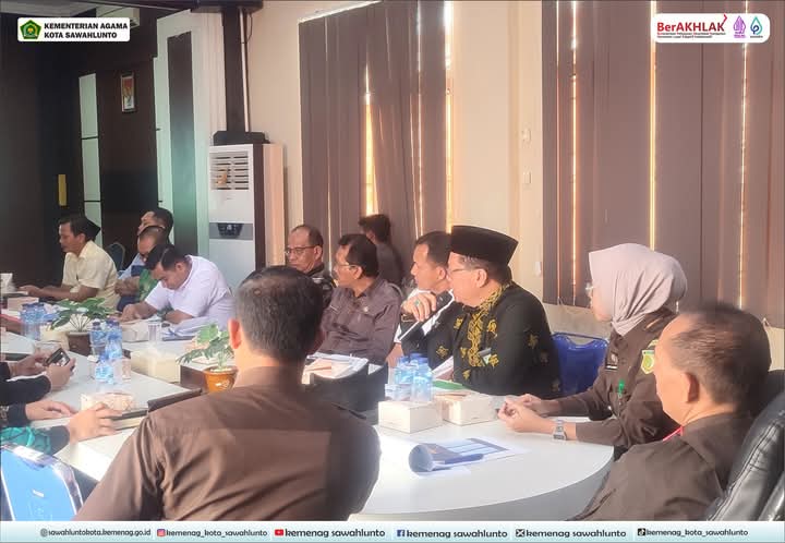 Kakan Kemenag Hadiri Sosialisasi Pakem, Cegah Penyimpangan Aliran Kepercayaan 1 HADIRI—Kepala Kantor Kementerian Agama Kota Sawahlunto, H. Dedi Wandra, bersama Kasi Bimas Islam, Zulfahmi menghadiri sosialisasi Tim Koordinasi Pengawasan Aliran Kepercayaan dan Aliran Keagamaan dalam Masyarakat (PAKEM) yang diselenggarakan di Aula Kantor Kejaksaan Negeri Sawahlunto.