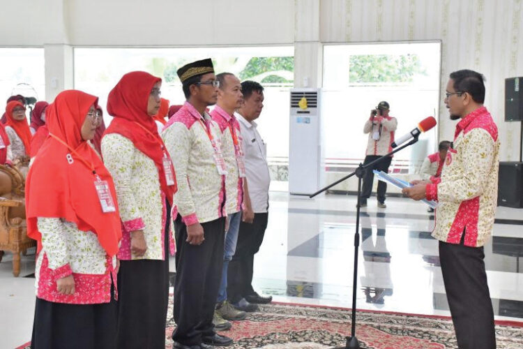 Perhiptani Agam Dukung Penarikan Kewenangan Penyuluh ke Pusat 1 PELANTIKAN PENGURUS— Ketua DPD Perhiptani Agam, Maradona SP, saat melantik
pengurus DPD Perhiptani Kabupaten Agam.