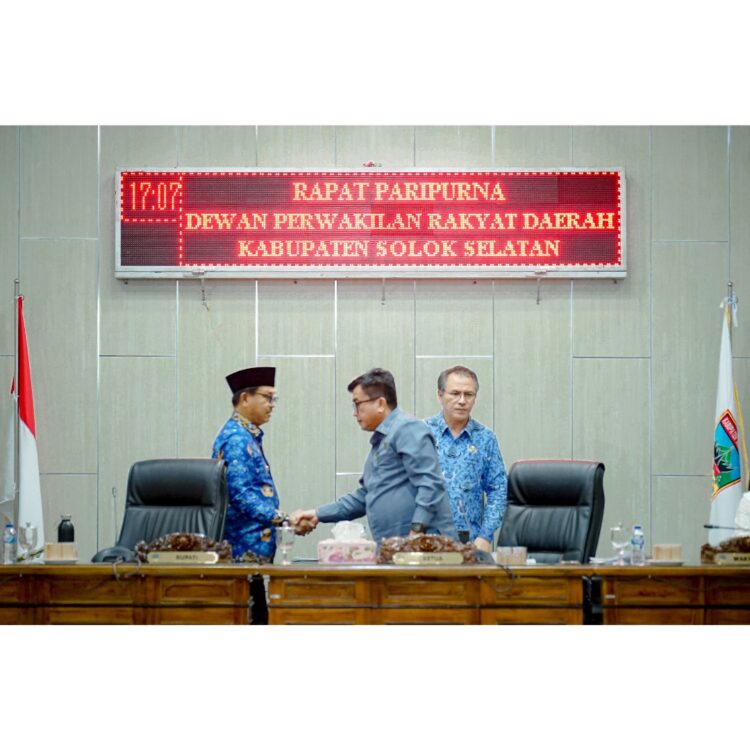 menetapkan— Dewan Perwakilan Rakyat Daerah (DPRD) Kabupaten Solok Selatan usai menetapkan Program Pembentukan 
Peraturan Daerah (Propemperda) tahun anggaran 2025.