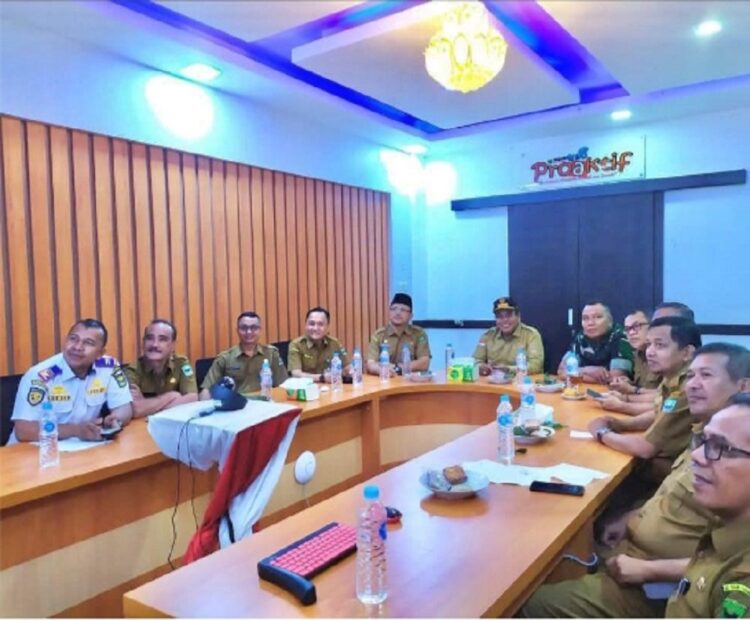 Peringati Hari Anti Korupsi Sedunia, Suhatri Bur: Seluruh Pertanggungjawaban Penyelenggaraan Keuangan Harus Sesuai dengan Peraturan 1 RAKOR—Terlihat suasana Rapat Koordinasi (Rakor) dan Evaluasi Penyelenggaraan Pemerintah daerah di Ruang Rapat sekda Senin (9/12).