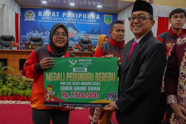 Ukir Prestasi di Ajang PON XXI 2024, 8 Atlet Kota Padangpanjang Diganjar Bonus 1 SERAHKAN BONUS— Pj Walikota Padangpanjang Sonny Budaya Putra, serahkan bonus kepada atlet Padangpanjang yang berprestasi di ajang PON XXI 2024.