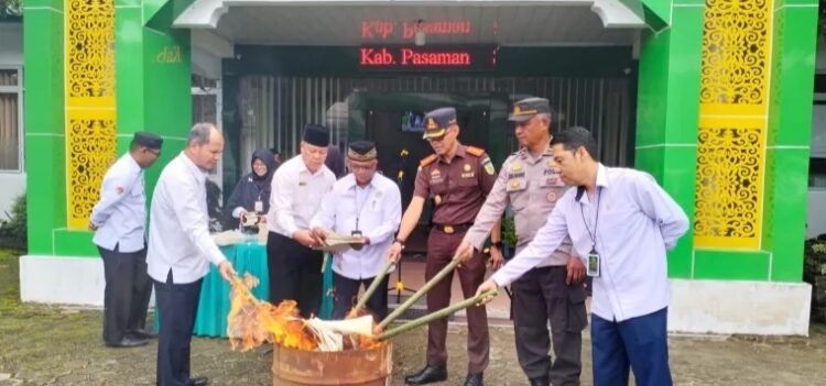 Antisipasi Penyalahgunaan Dokumen Negara, Kemenag Musnahkan Seribu Duplikat Buku Nikah 1 MUSNAHKAN DUPLIKAT BUKU NIKAH— Kemenag Kabupaten Pasaman bersama Kajari dan Polres Pasaman memusnahkan ribuan buku nikah yang telah kedaluarsa dengan cara dibakar.