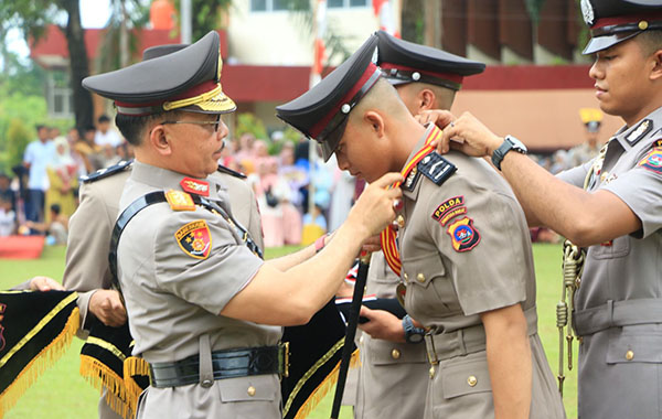 Dilantik Kapolda Sumbar, 273 Bintara Baru Siap Berikan Layanan Prima ke Masyarakat 1 PELANTIKAN— Kapolda Sumbar Irjen Pol Suharyono mengalungkan medali
kepada perwakilan Bintara Polri yang dilantik.