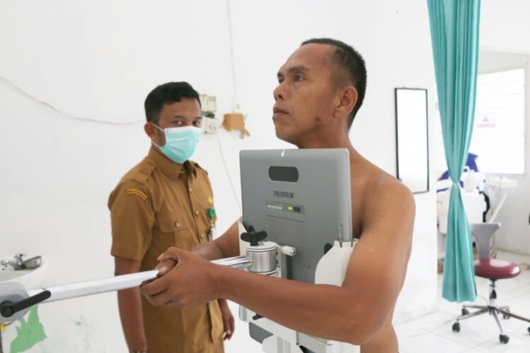 PEMERIKSAAN—Dinas Kesehatan Kota Pariaman menggelar kegiatan pemeriksaan Tuberkulosis (TB) yang berlangsung di Lembaga Pemasyarakatan (Lapas) Kelas II B Pariaman, Selasa (3/12).