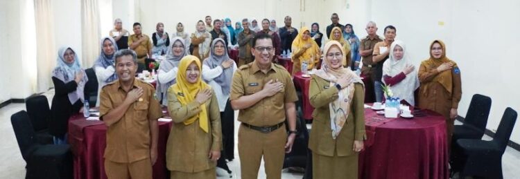 Dinkes Optimalkan Posyandu Terintegrasi untuk Semua Siklus Hidup 1 ORIENTASI POSYANDU— Pj Wako Padang Panjang Sonny Budaya Putra menghadiri Orientasi Posyandu Terintegrasi (Posyandu Siklus Hidup) bagi Tim Pembina Posyandu Kota Padang Panjang, di Aula Hotel Rangkayo Basa, Selasa (3/12).