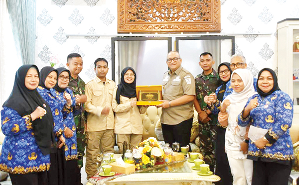 Pemko Padang Siap Sukseskan Program Makan Bergizi Gratis, Tahap Awal Jangkau 16 Sekolah 1 KUNJUNGAN SPPG— Pj Wako Padang Andree Algamar menerima kunjungan SPPG untuk kesiapan program makan bergizi gratis di Kota Padang, Selasa (17/12).