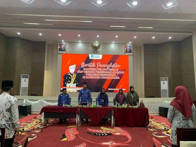 Lestarian Adat dan Pemajuan Kebudayaan untuk Generasi Muda, Disbudparpora Dharmasraya Gelar Bimtek Peningkatan Kapasitas Pelajar SLTP 1 BIMTEK--Kepala Dinas Budaya, Pendidikan, dan Olahraga Kabupaten Dharmasraya saat membuka Bimtek.