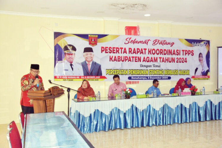 RAKOR— Bupati Agam, Andri Warman sampaikan kata sambutan pada acara Disdalduk KB PP PA Kabupaten Agam gelar rakor TPPS, di Aula Kantor Camat Banuhampu, Kamis (5/12).