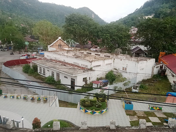 Dua Tahun Lebih Dimamah Api, Hingga Kini Cagar Budaya GPK Belum Direnovasi 1 BELUM DIRENOVASI—Gedung Pusat Kebudayaan (GPK) Sawahlunto yang sudah terbakar pada tanggal 3 November 2022, selama 2 tahun lebih satu bulan hingga kini belum juga direnovasi.