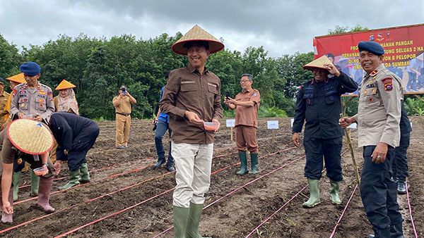 Dukung Program Nasional, Satbrimob Polda Sumbar dan Forkopimda Tanam Bibit Jagung di Pasbar 1 TANAM BIBIT JAGUNG—Komandan Satuan Brimob Polda Sumatera Barat Kombes Pol Joni Afrizal Syarifuddin, bersama Wabup Risnawanto saat menanam bibit jagung di lahan seluas 2 hektare.