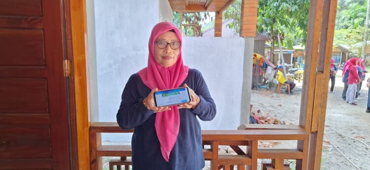Eliati Merasa Aman,Ada JKN Menjamin Operasi Kistanya 1 MANFAAT JKN— Eliati (57), seorang ibu rumah tangga asal Payakumbuh memperlihat kartu JKN yang dirasakan manfaatnya dalam pemeriksaan kesehatan.