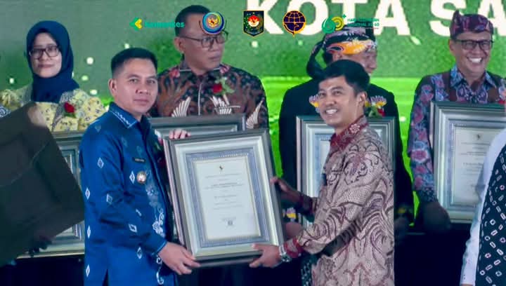 Kelola Sanitasi Berbasis Masyarakat, Kemenkes RI Apresiasi Kinerja Pemko Sawahlunto 1 TERIMA— Pj Wali Kota Sawahlunto Fauzan Hasan terima penghargaan STBM Award 2024 dari Wamenkes Dante Saksono,