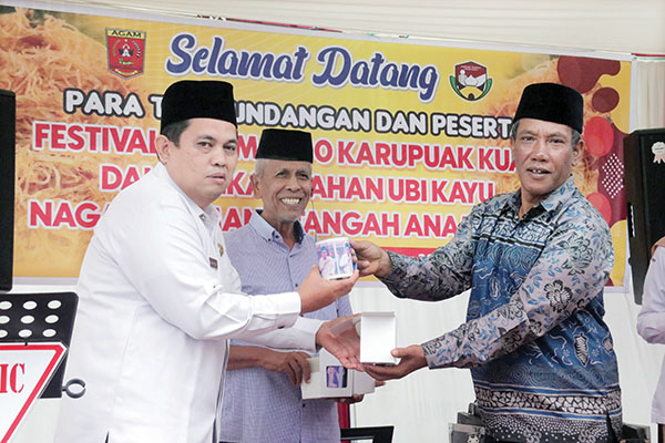 HARI JADI— Dalam rangka memperingati hari jadi Nagari Kamang Tangah Anam Suku, Kecamatan Kamang Magek, digelar Festival UMKM dengan tema 1000 Karupuak Kuah dan Aneka Olahan Ubi Kayu pada Rabu (11/12).