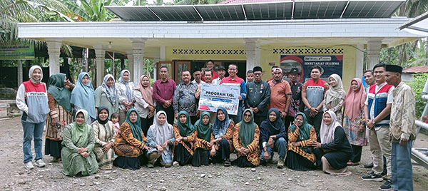 Nagari Padang Toboh Ulakan, Satu-satunya Nagari Dibantu PT Pertamina di Sumbar 1 FOTO BERSAMA—AFT Manager Minangkabau Budi Nugroho, Wali Nagari Padang Toboh Ulakan, Bahkri foto bersama kelompok masyarakat.