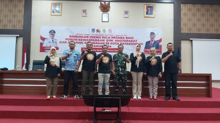 Bela Negara Bukan Sekadar Tradisi Seremonial 1 BIMTEK BELA NEGARA— Asisten III Pemko Pariaman Ifon Satria berfiti bersama usai membuka Bimtek Bela Negara bagi Forum Kewaspadaan Dini Masyarakat (FKDM) dan jejaring kelurahan se-Kota Payakumbuh tahun 2024.