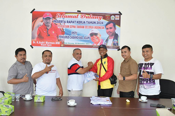 Gelar Raker 2024, KONI Apresiasi PSTI Agam 1 APREIASI— Ketua Umum Komite Olahraga Nasional Indonesia (KONI) Kabupaten Agam diwakili Harmen, Wakil Ketua Umum IV, memberikan apresiasi kepada Persatuan Sepak Takraw Indonesia (PSTI) Agam atas digelarnya Rapat Kerja (Raker) 2024.