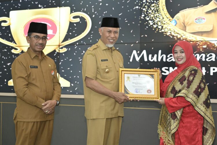 Sebanyak 139 Guru dan Tenaga Pendidik Terima Penghargaan, Gubernur Klaim Kualitas Pendidikan Sumbar Makin Merata 1 SERAHKAN PIAGAM PENGHARGAAN—Gubernur Sumbar, Mahyeldi Ansharullah didampingi Kepala Dinas Pendidikan Sumbar Barlius menyerahkan penghargaan kepada 139 GTK Sumbar tahun 2024, Senin (10/12).
