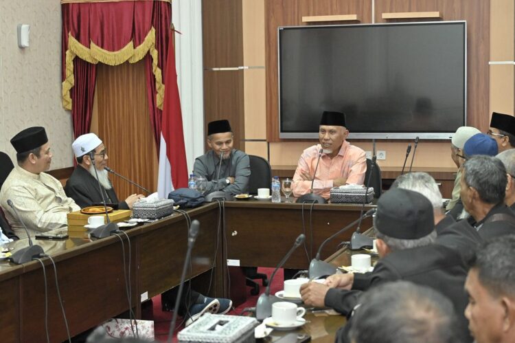 Intens Bicarakan Ekonomi Syariah, Gubernur Sambut Kunjungan Rombongan Satun Thailand 1 SAMBUT—Gubernur Sumatera Barat (Sumbar), Mahyeldi Ansharullah, menyambut kunjungan rombongan tamu Pemprov Sumbar dari Provinsi Satun Thailand di Istana Gubernuran.